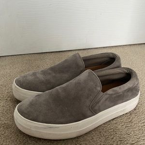 Womens steve madden grey suede shoes! super cute and in good condition. size 8
